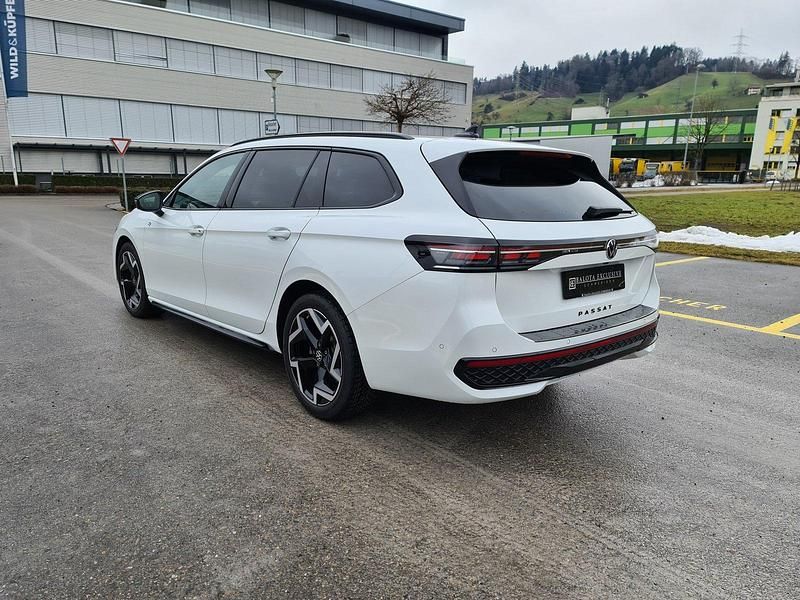 Gebraucht VW Passat R-line 150 PS (110 kW) 2024 Kombi