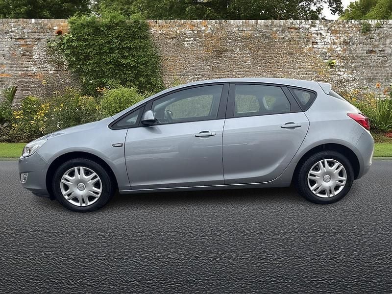 Gebraucht Opel Astra Enjoy 180 PS (132 kW) 2010