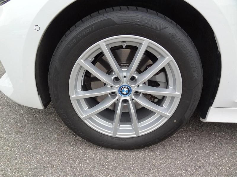 Gebraucht BMW 330e Comfort Edition 292 PS (214 kW) 2023 Kombi