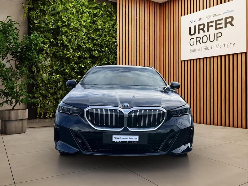 Gebraucht BMW 530e M Sport 299 PS (219 kW) 2025 Schwarz Kombi
