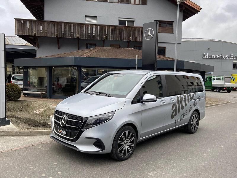 Gebraucht Mercedes V250 Style 190 PS (139 kW) 2025 Silber Van / Kleinbus