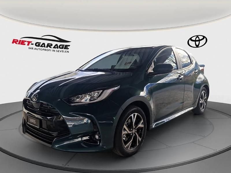 Grün Neu 2025 Toyota Yaris Hybrid Trend Limousine | CHF 28’340 (Etwas zu teuer) - Bild 1/4