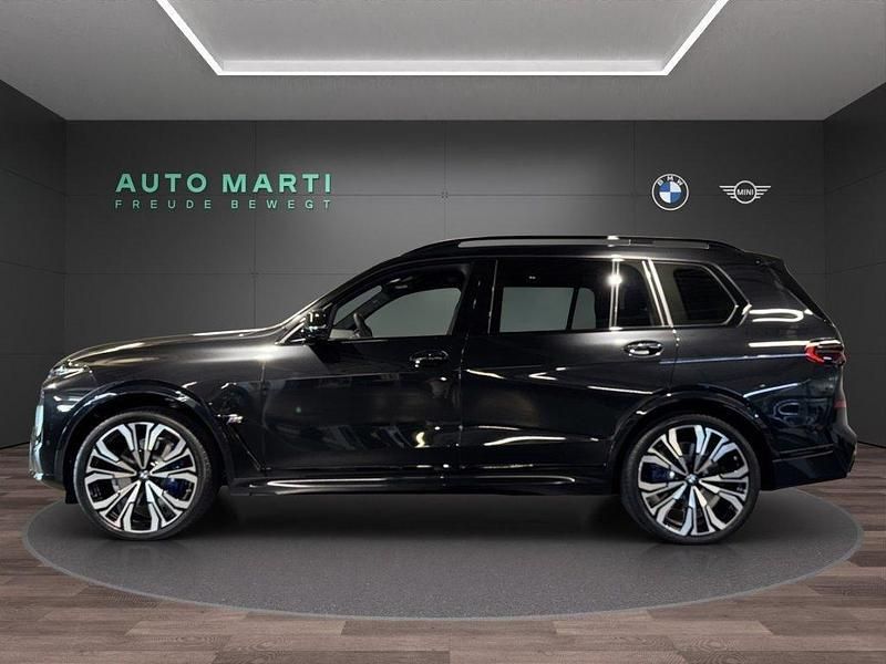 Neu BMW X7 M Sport 530 PS (389 kW) 2025 Schwarz metallic mét. SUV