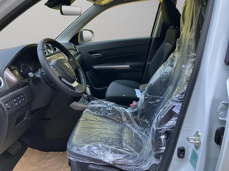 Neu Suzuki Vitara 110 PS (80 kW) 2025 Grau SUV