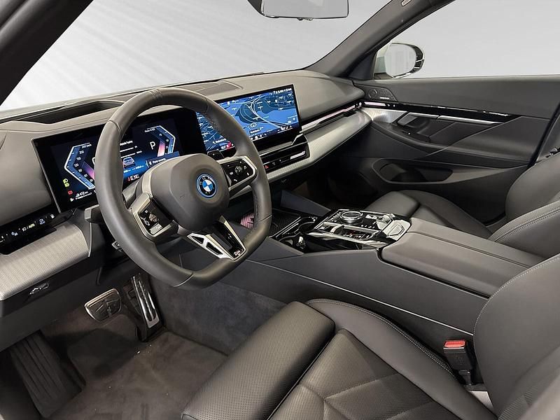 Gebraucht BMW 530e M Sport 299 PS (219 kW) 2024 Grau Kombi