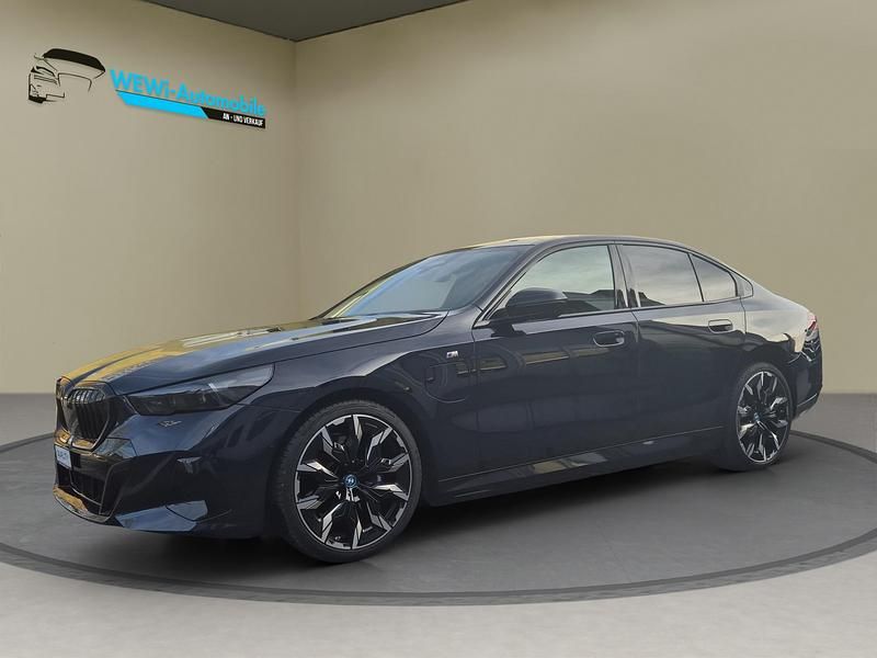 Schwarz Gebraucht 2024 BMW 550e M Sport Limousine | CHF 72’895 (Fairer Preis) - Bild 1/4