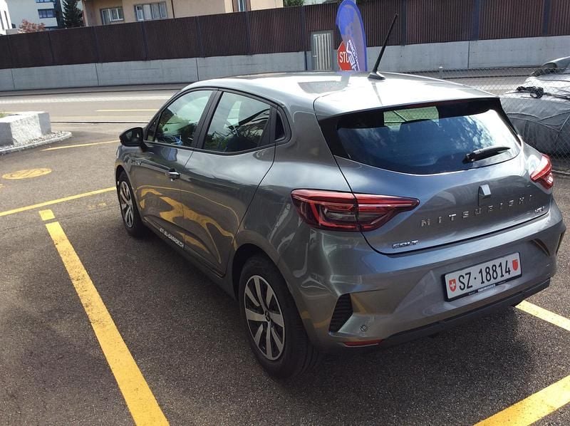 Neu Mitsubishi Colt Invite 145 PS (106 kW) 2025 Grau Limousine