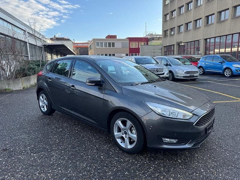 Grau Gebraucht 2017 Ford Focus Trend Limousine | CHF 14’999 (Teuer) - Bild 1/4