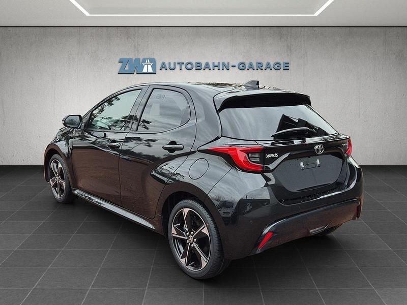 Neu Toyota Yaris Hybrid Premium 131 PS (96 kW) 2025 Schwarz Limousine