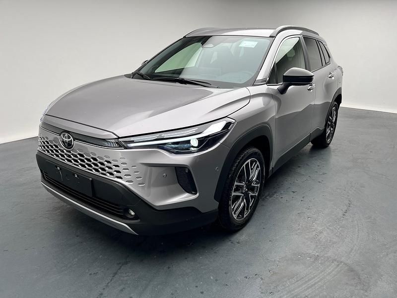 Silber Neu 2025 Toyota Corolla Cross Premium SUV | CHF 48’070 (Etwas zu teuer) - Bild 1/4