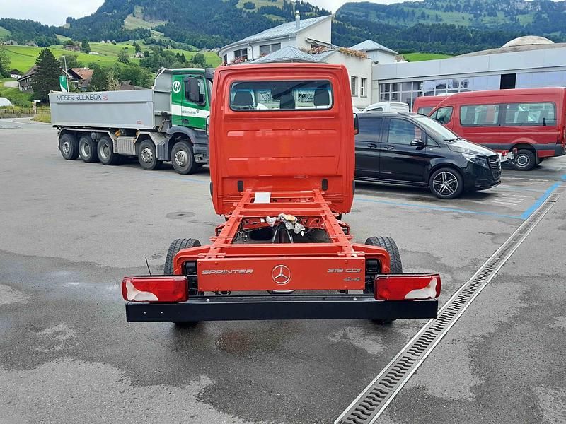 Neu Mercedes Sprinter 190 PS (139 kW) 2025 Rot Van