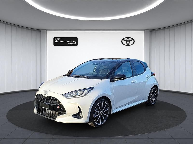 Weiss Neu 2025 Toyota Yaris Hybrid Sport Limousine | CHF 32’530 (Fairer Preis) - Bild 1/4
