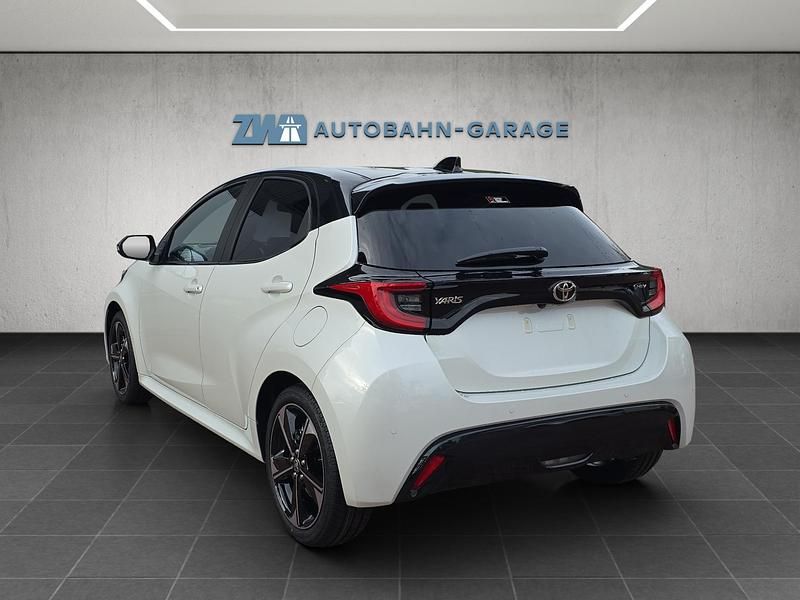 Neu Toyota Yaris Hybrid Premium 131 PS (96 kW) 2025 Weiss Limousine