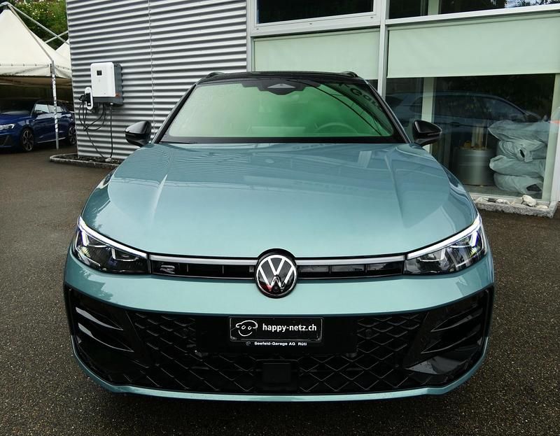 Gebraucht VW Passat R-line 266 PS (195 kW) 2024 Grau Kombi
