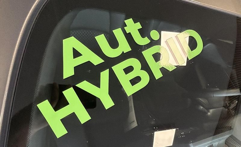 Neu Toyota Yaris Hybrid Premium 131 PS (96 kW) 2025 Braun Limousine