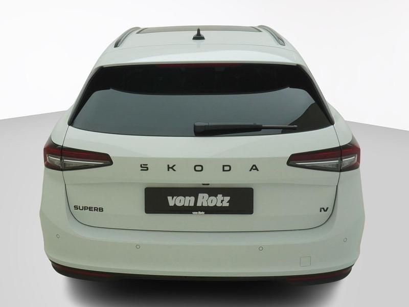 Neu Skoda Superb SportLine 204 PS (150 kW) 2025 Weiss Kombi