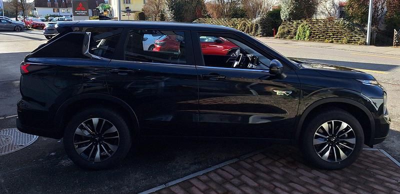 Neu Mitsubishi Outlander P-HEV Inform 306 PS (225 kW) 2026 Schwarz Kombi