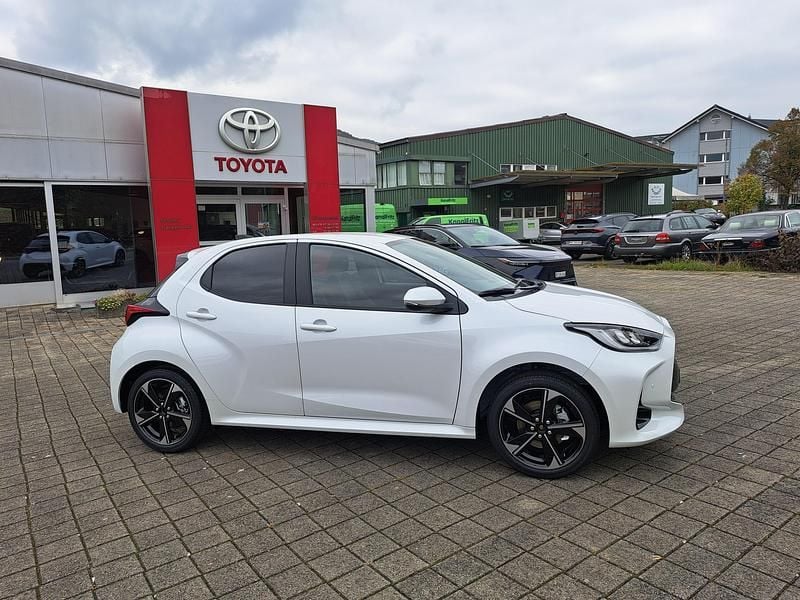 Neu Toyota Yaris Hybrid Premium 130 PS (95 kW) 2025