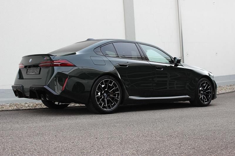 Grün Neu 2025 BMW M5 Shadowline Limousine | CHF 148’500 (Superpreis) - Bild 1/4