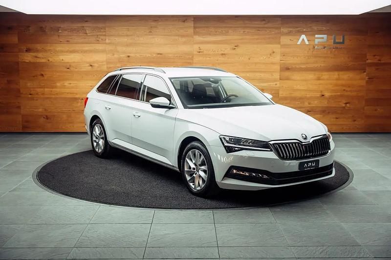 Weiss Gebraucht 2025 Skoda Superb Ambition Kombi | CHF 30’750 (Etwas zu teuer) - Bild 1/4