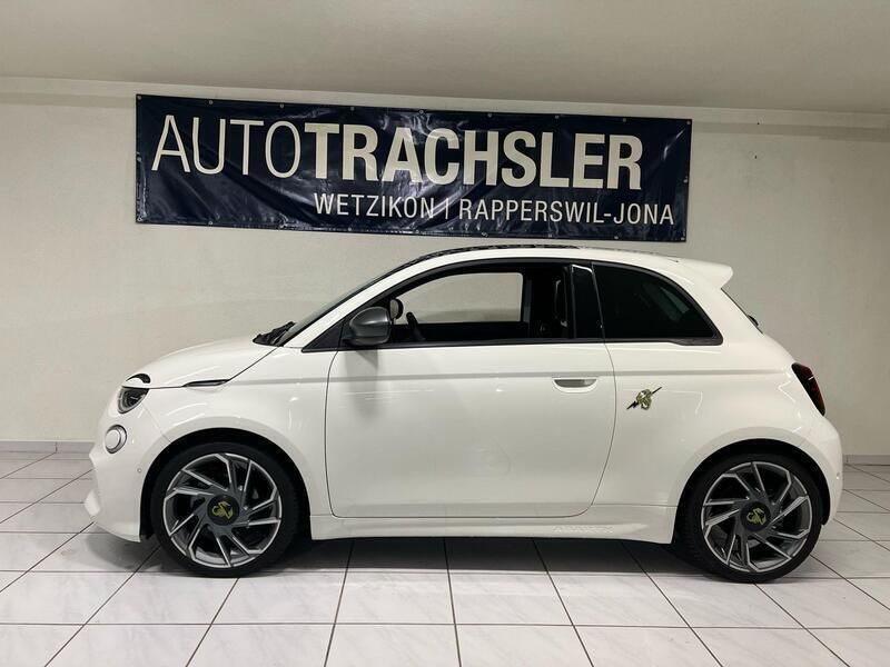 Weiss Gebraucht 2023 Fiat 500e Abarth Kleinwagen | CHF 32’900 (Fairer Preis) - Bild 1/4