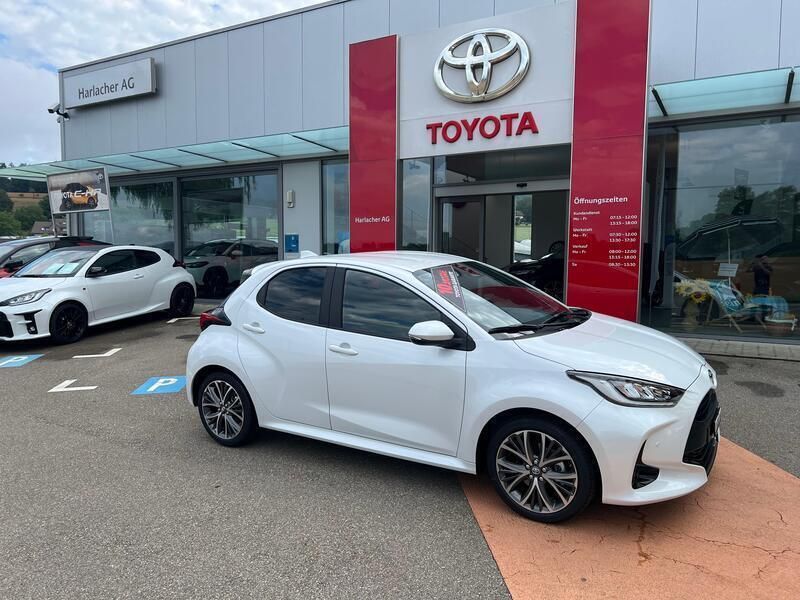 Weiss Gebraucht 2024 Toyota Yaris Hybrid Premium Limousine | CHF 29’999 (Etwas zu teuer) - Bild 1/4