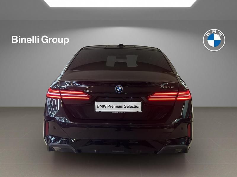 Gebraucht BMW 550e M Sport 489 PS (359 kW) 2024 Schwarz Limousine
