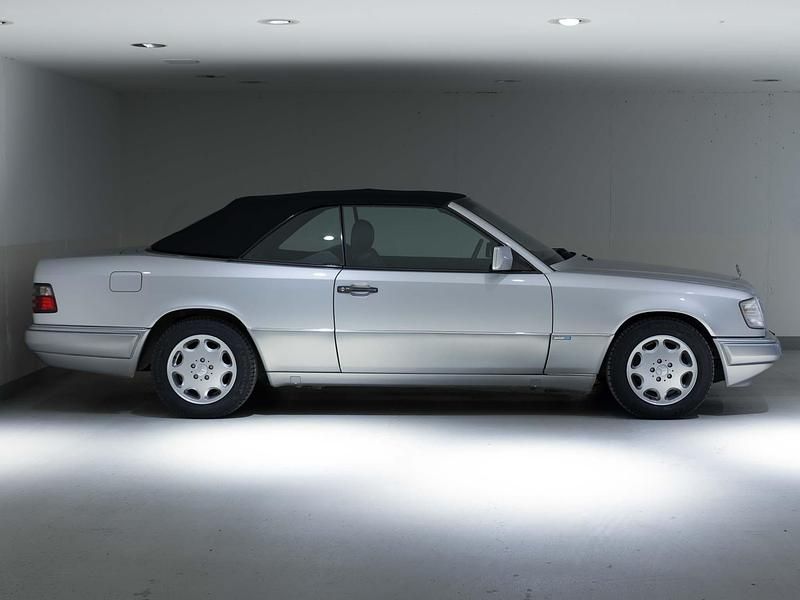 Gebraucht Mercedes E220 150 PS (110 kW) 1995 Silber Cabrio