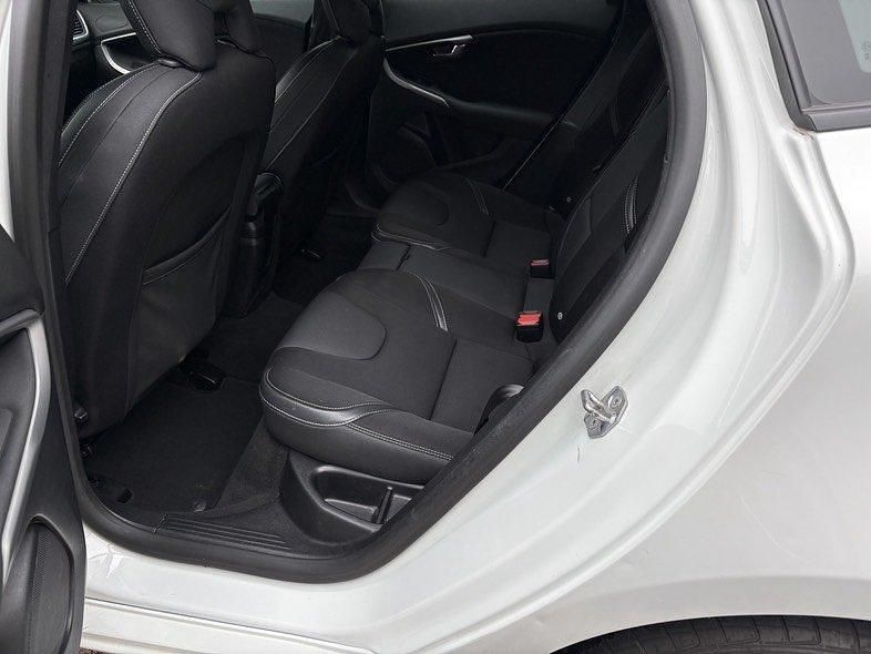 Gebraucht Volvo V40 Momentum 120 PS (88 kW) 2019 Weiss Limousine