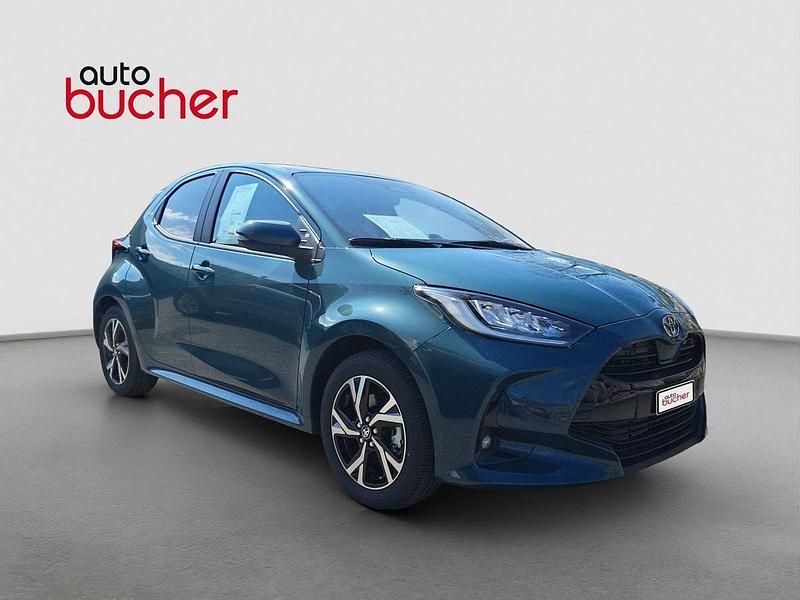 Grün Neu 2025 Toyota Yaris Hybrid Trend Limousine | CHF 28’340 (Etwas zu teuer) - Bild 1/4
