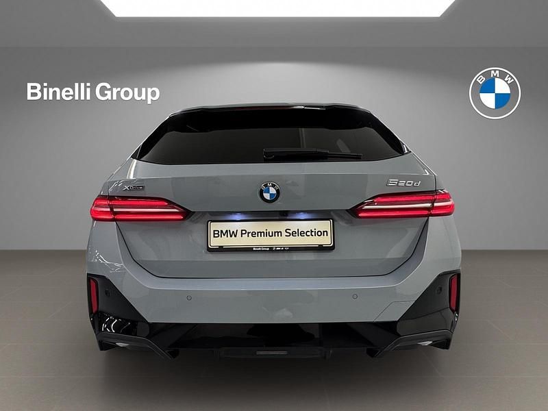 Gebraucht BMW 520 M Sport 208 PS (152 kW) 2024 Grau Kombi
