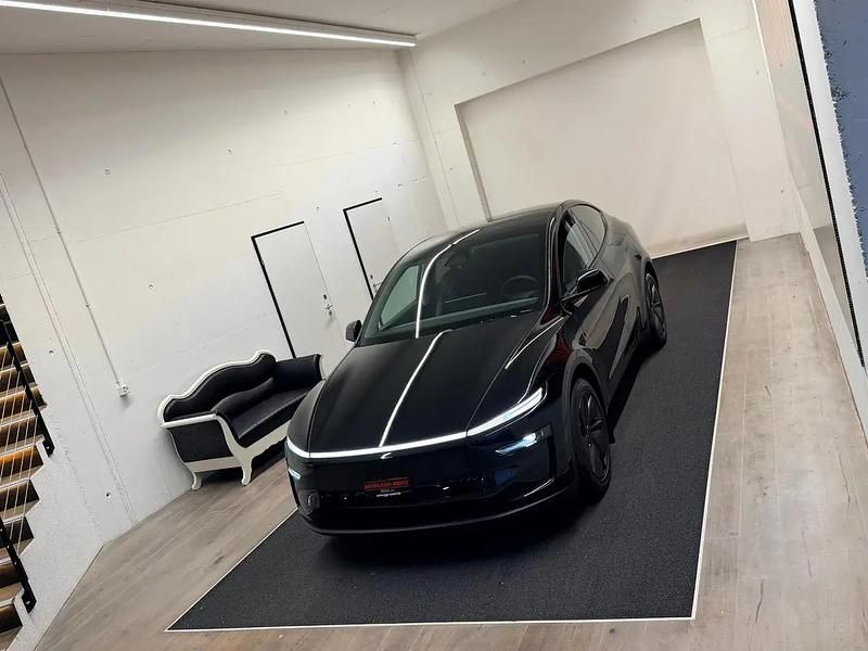 Neu Tesla Model Y Long Range AWD 378 kW (514 PS) 2026 Schwarz SUV