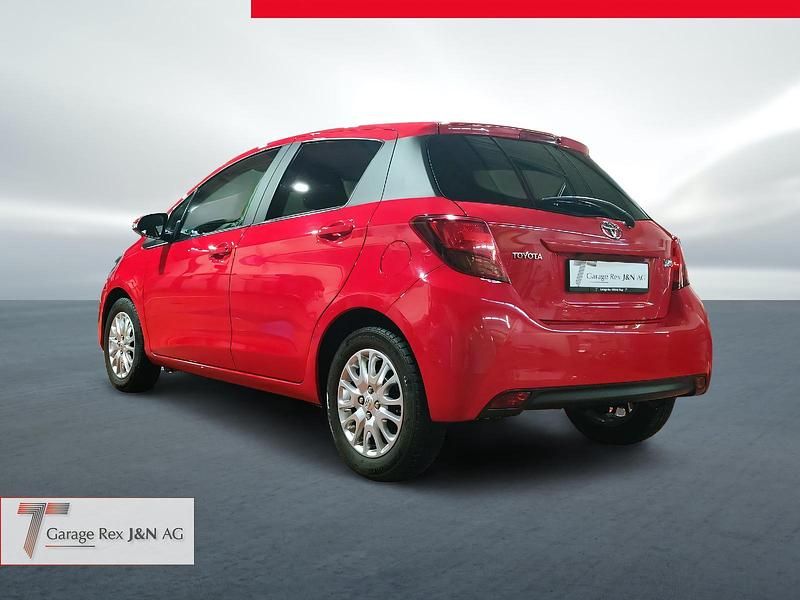 Gebraucht Toyota Yaris Trend 99 PS (72 kW) 2016 Rot Limousine