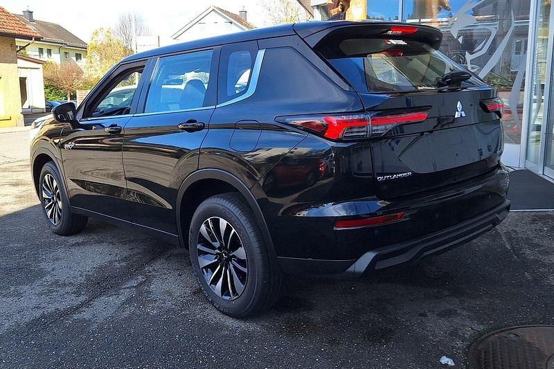 Neu Mitsubishi Outlander P-HEV Inform 306 PS (225 kW) 2026 Schwarz Kombi