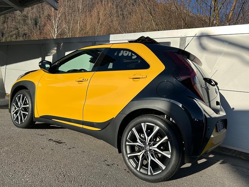 Neu Toyota Aygo X Sport 116 PS (85 kW) 2025 Gelb SUV