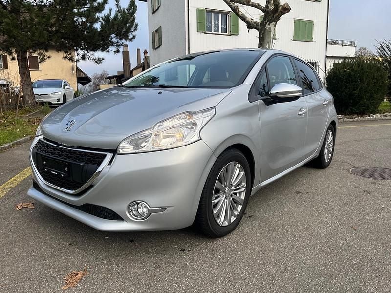 Gebraucht Peugeot 208 Style 82 PS (60 kW) 2014 Silber Kleinwagen