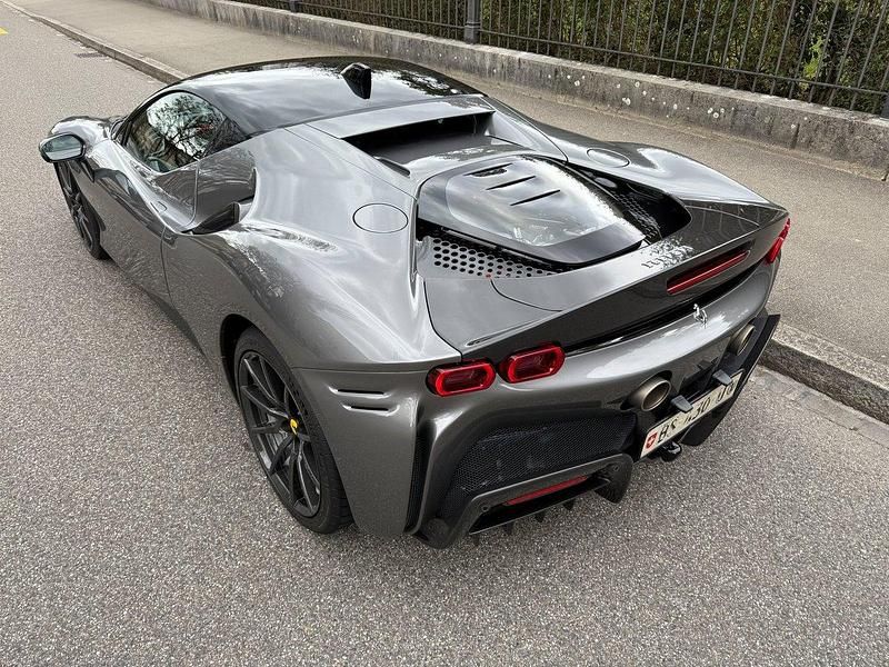 Gebraucht Ferrari SF90 1000 PS (735 kW) 2022 Grau Coupé