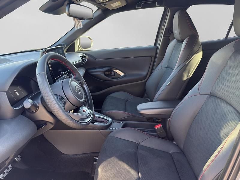 Neu Toyota Yaris Cross Sport 131 PS (96 kW) 2026 Grau SUV