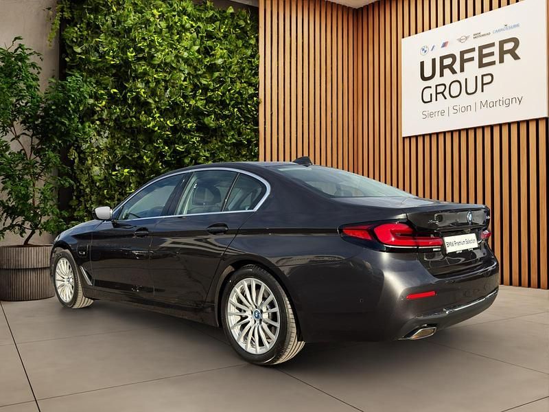 Gebraucht BMW 545e Luxury Line 394 PS (289 kW) 2021