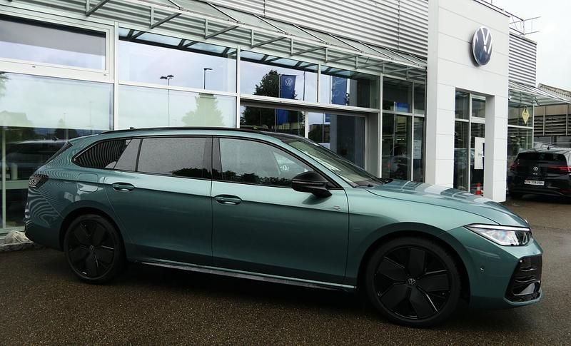 Gebraucht VW Passat R-line 266 PS (195 kW) 2024 Grau Kombi