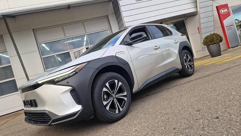 Grau Gebraucht 2023 Toyota bZ4X Style SUV | CHF 36’900 - Bild 1/4