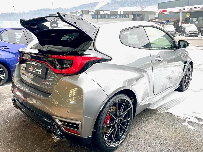 Schwarz Neu 2026 Toyota Yaris Aero Limousine | CHF 51’550 (Teuer) - Bild 1/4