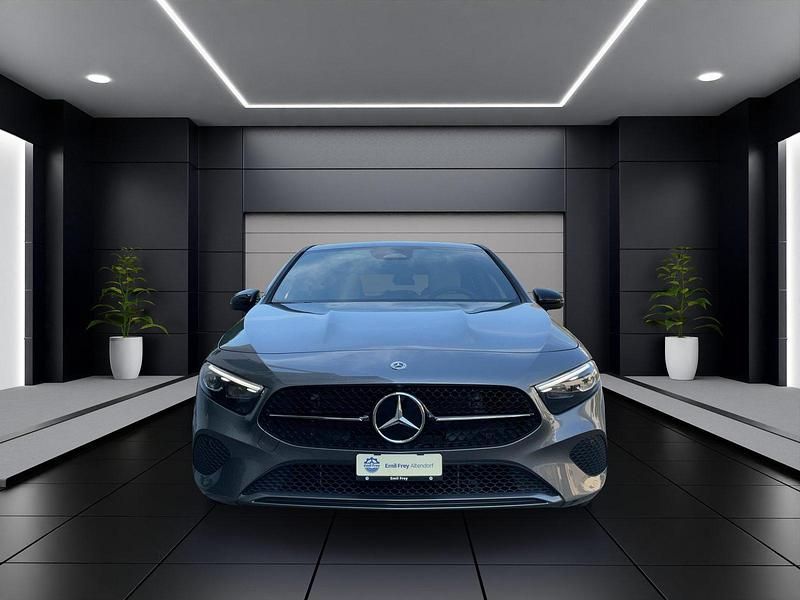 Neu Mercedes A200 AMG line 177 PS (130 kW) 2025 Grau Limousine