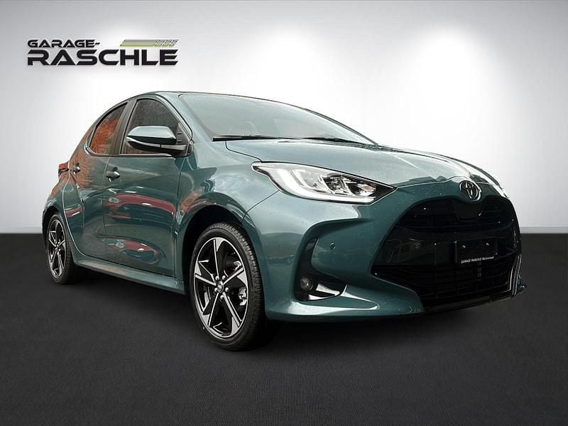 Grün Neu 2025 Toyota Yaris Hybrid Premium Limousine | CHF 29’230 (Guter Preis) - Bild 1/4