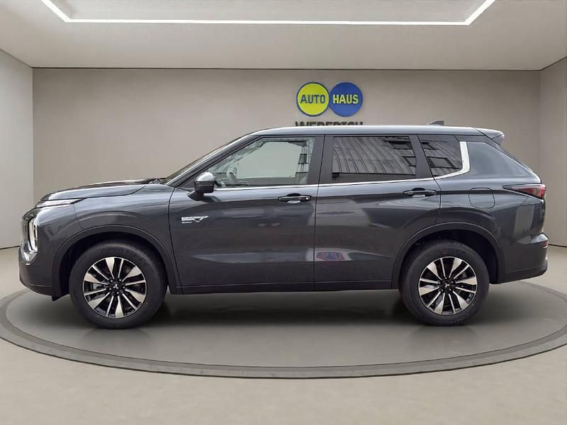 Neu Mitsubishi Outlander P-HEV Invite 306 PS (225 kW) 2025 SUV