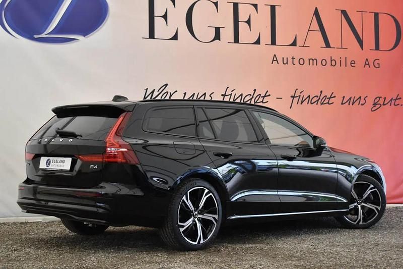 Gebraucht Volvo V60 Plus 211 PS (155 kW) 2025 Schwarz Kombi