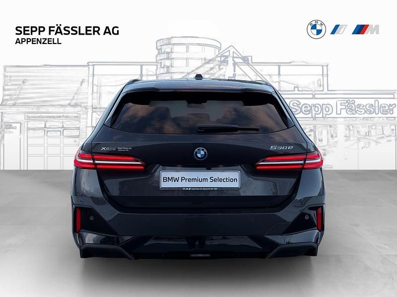 Gebraucht BMW 530e M Sport 299 PS (219 kW) 2025 Grau Kombi