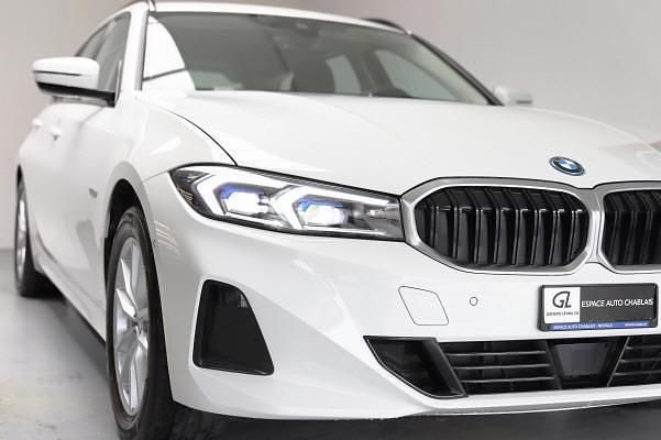 Gebraucht BMW 330e Comfort Edition 183 PS (134 kW) 2022 Weiss Kombi