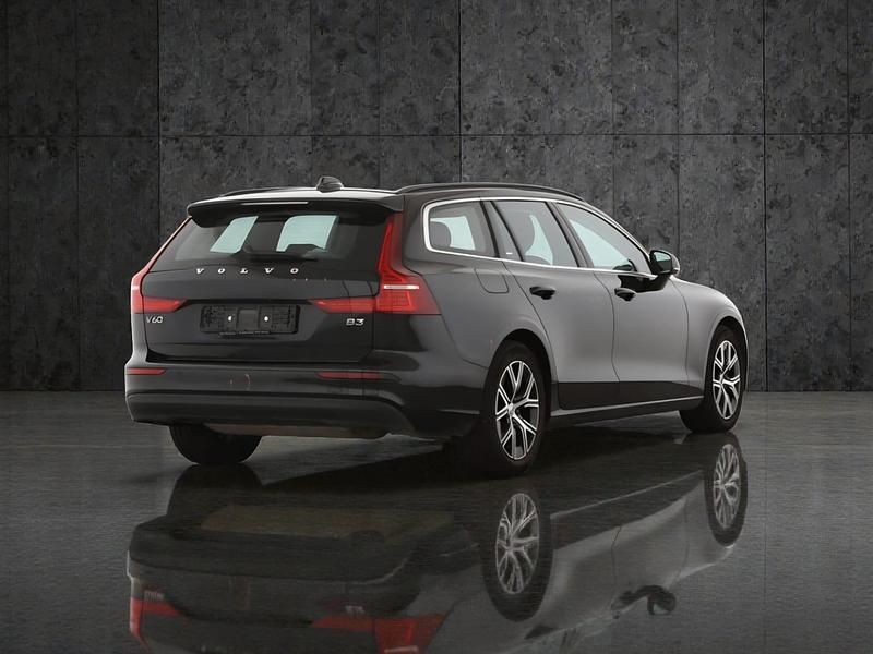 Gebraucht Volvo V60 Momentum 163 PS (119 kW) 2022 Kombi