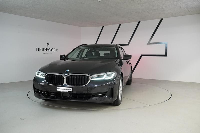 Grau Gebraucht 2023 BMW 520 Comfort Edition Kombi | CHF 44’999 (Etwas zu teuer) - Bild 1/4